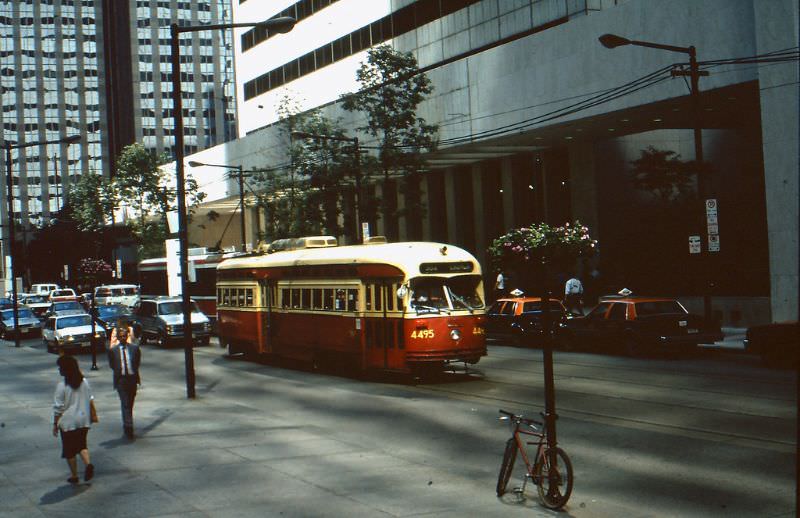 50+ Fascinating Color Photos Show Transportation Of Toronto In The 1980s