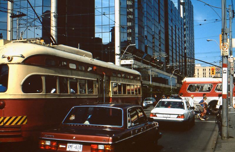 50+ Fascinating Color Photos Show Transportation Of Toronto In The 1980s