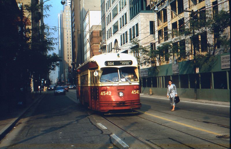 50+ Fascinating Color Photos Show Transportation Of Toronto In The 1980s