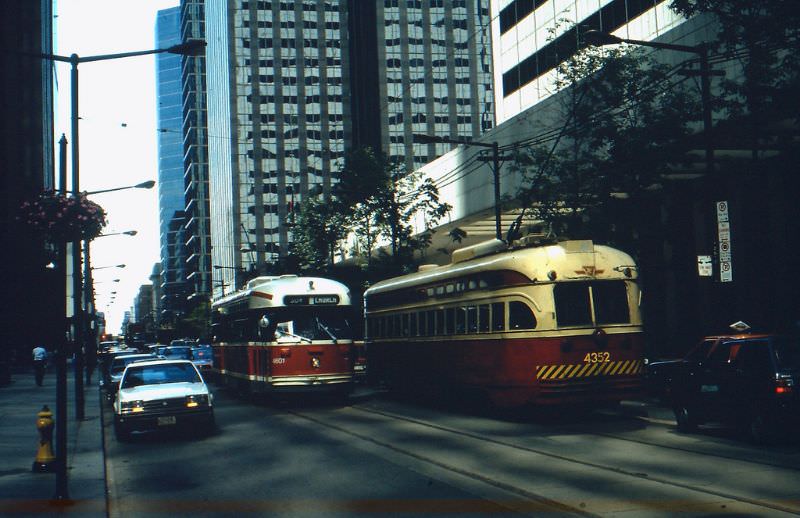 50+ Fascinating Color Photos Show Transportation Of Toronto In The 1980s