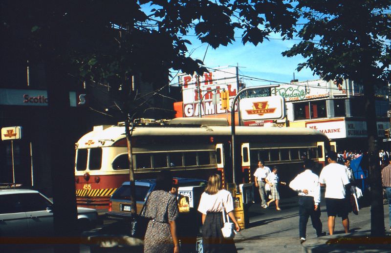 50+ Fascinating Color Photos Show Transportation Of Toronto In The 1980s