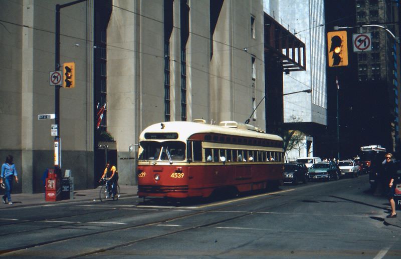 50+ Fascinating Color Photos Show Transportation Of Toronto In The 1980s