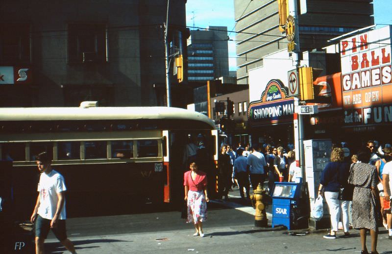 50+ Fascinating Color Photos Show Transportation Of Toronto In The 1980s