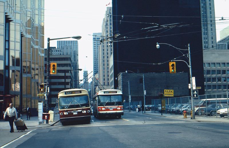 50+ Fascinating Color Photos Show Transportation Of Toronto In The 1980s