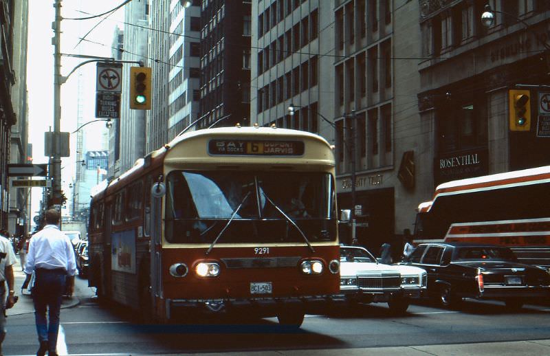 50+ Fascinating Color Photos Show Transportation Of Toronto In The 1980s