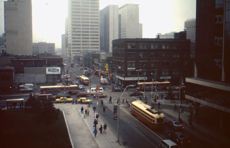 50+ Fascinating Color Photos Show Transportation Of Toronto In The 1980s