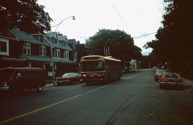 50+ Fascinating Color Photos Show Transportation Of Toronto In The 1980s