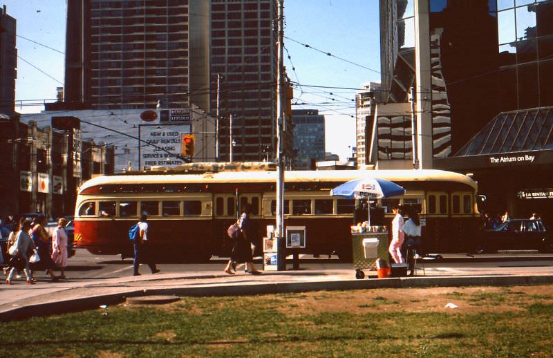 50+ Fascinating Color Photos Show Transportation Of Toronto In The 1980s