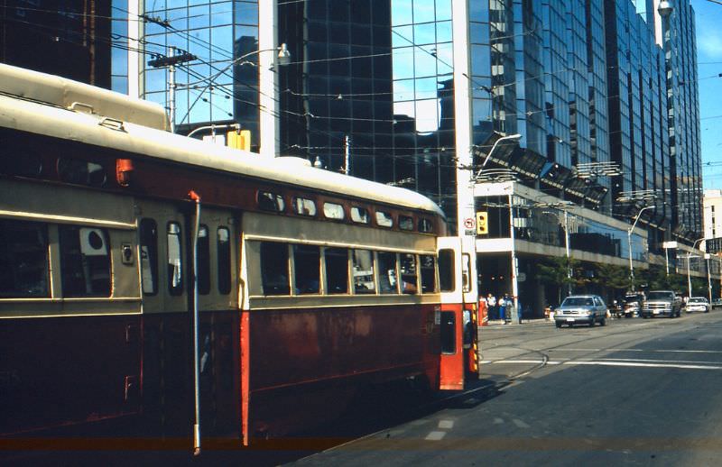 50+ Fascinating Color Photos Show Transportation Of Toronto In The 1980s