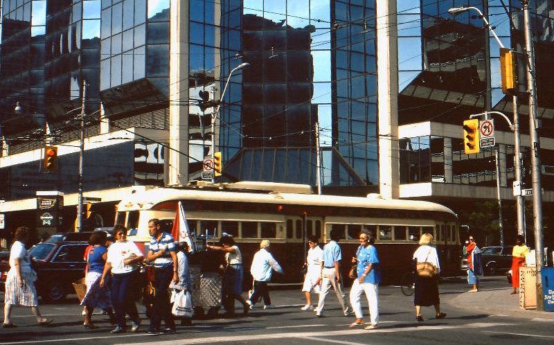 50+ Fascinating Color Photos Show Transportation Of Toronto In The 1980s