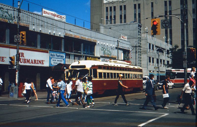 50+ Fascinating Color Photos Show Transportation Of Toronto In The 1980s