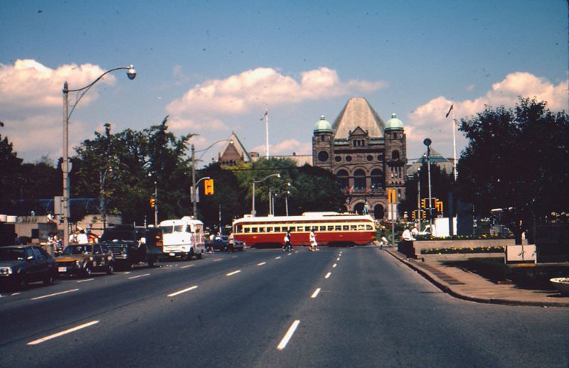 50+ Fascinating Color Photos Show Transportation Of Toronto In The 1980s