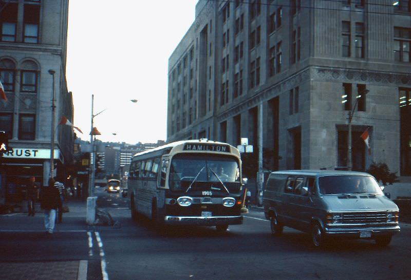 50+ Fascinating Color Photos Show Transportation Of Toronto In The 1980s