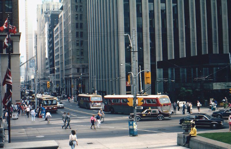 50+ Fascinating Color Photos Show Transportation Of Toronto In The 1980s