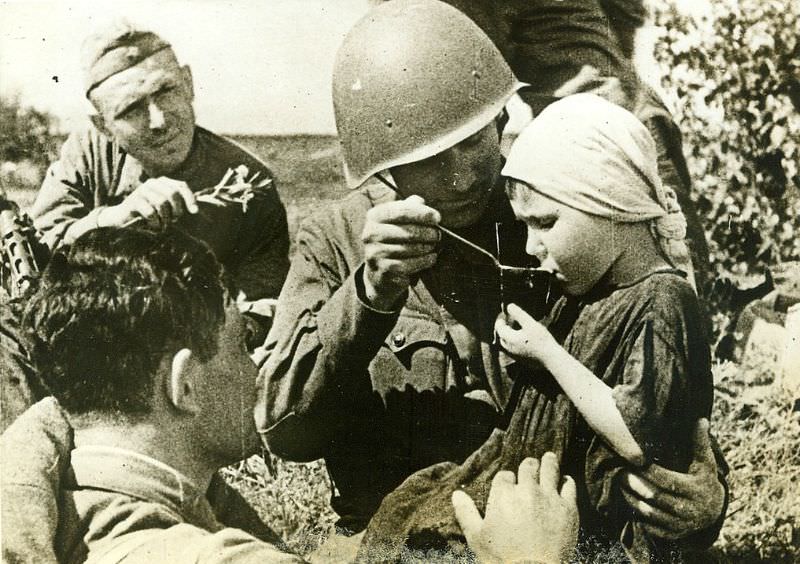 Boy received the care of the soldiers