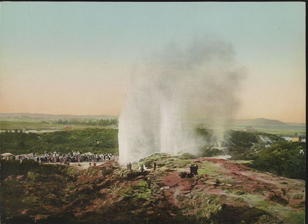 Wairoa Geyser in Eruption, Whakarewarewa