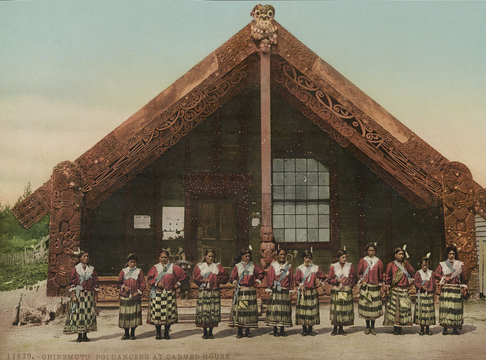 Ohinemutu Poi Dancers at Carved House