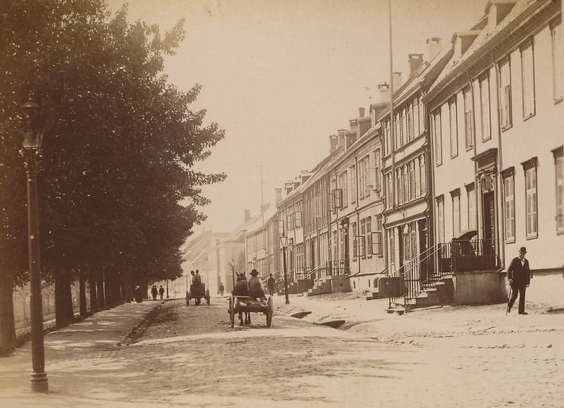 Kjøpmannsgata from Dronningens street towards Norges Bank