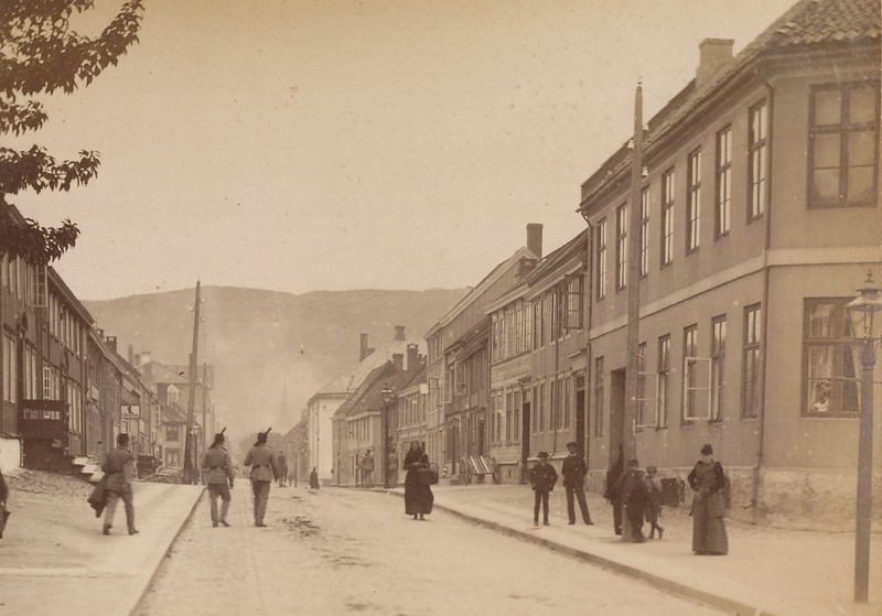 Soldiers in Erling Skakkes street