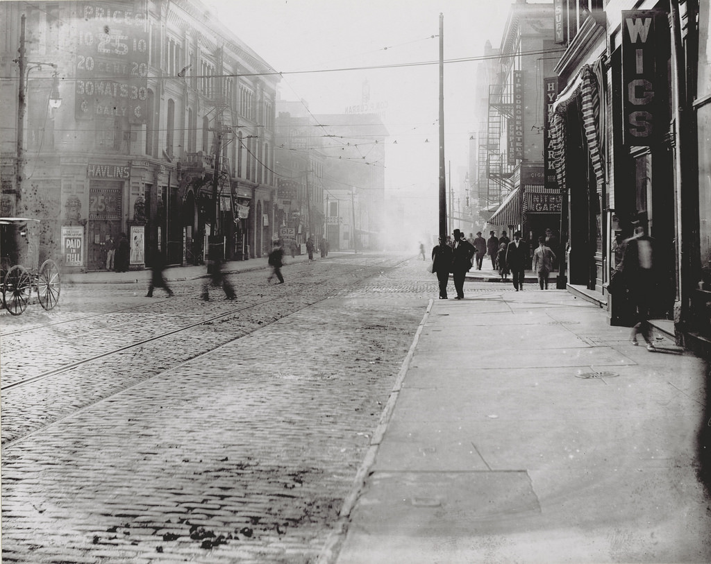 Intersection of Sixth and Walnut Streets, 1907