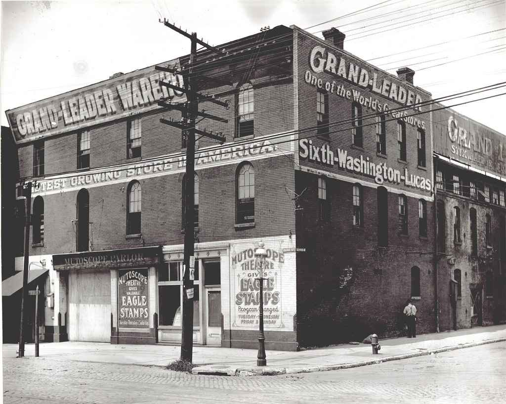 Mutoscope Parlor and Theatre on the northwest corner of Olive Street and Leonard Avenue, 1912