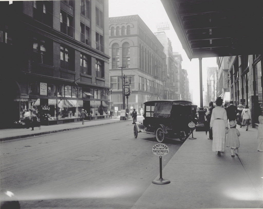 Seventh Street looking north towards Locust Street, ca. 1910s
