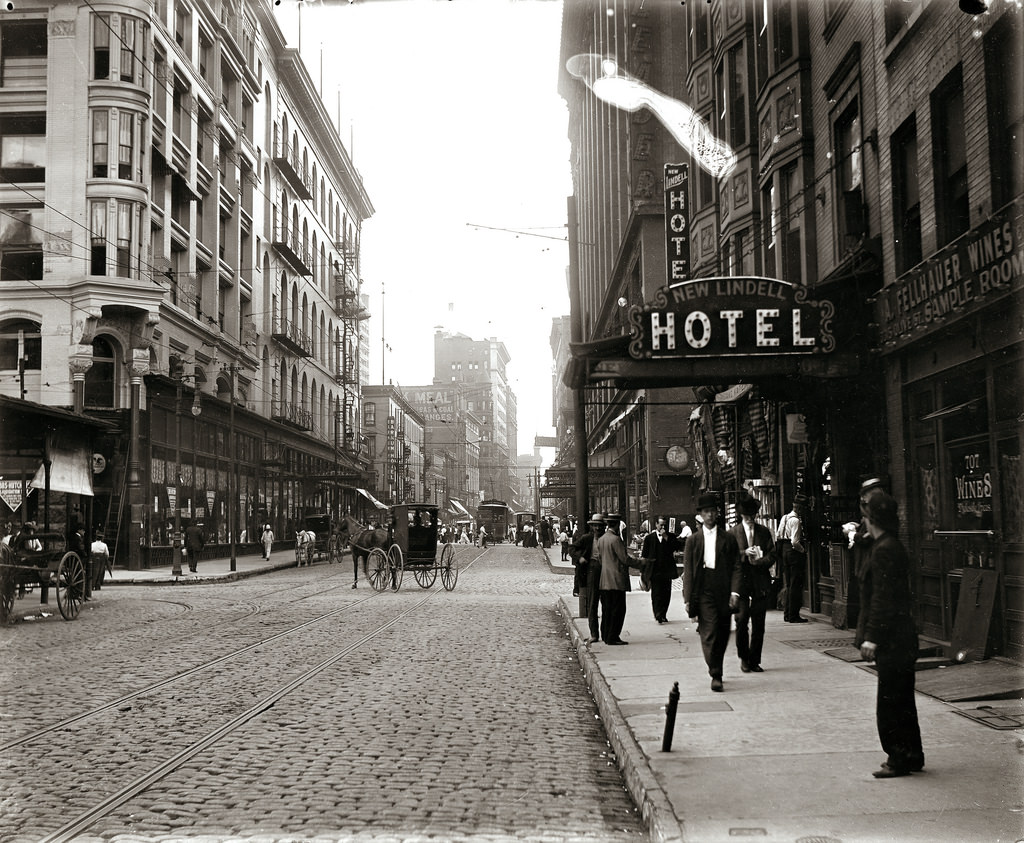 Sixth Street looking south from Lucas Avenue, 1906