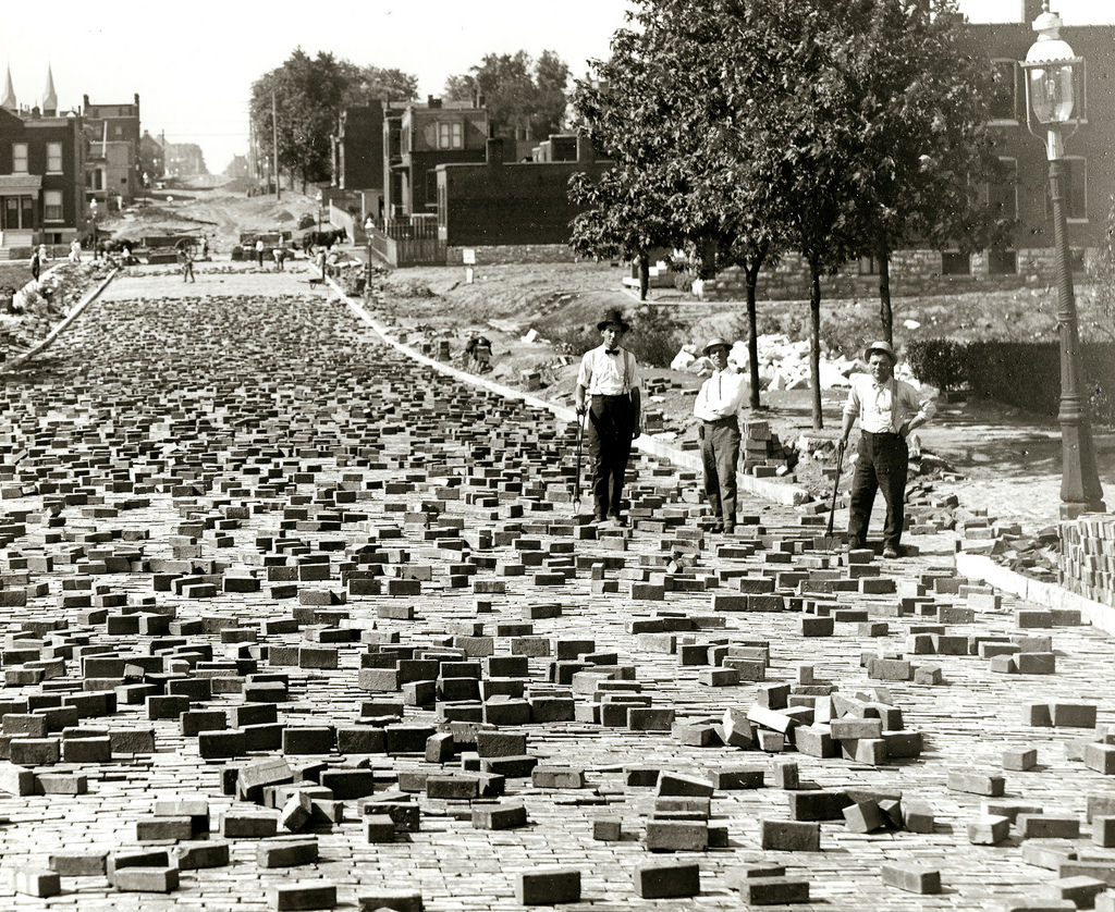 Street pavers at work on Compton Avenue north of Meramec, 1906