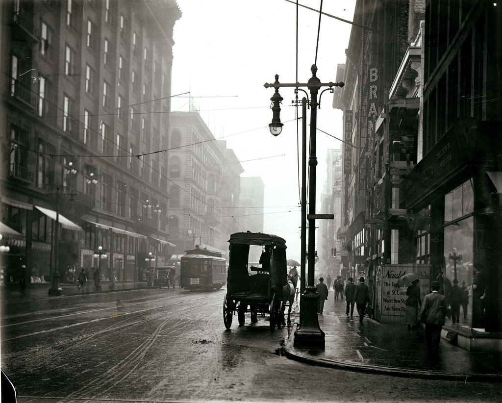 Washington Avenue looking east from Seventh Street, ca. 1910