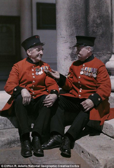 Two Chelsea Pensioners sit on the steps in Oxford in 1929