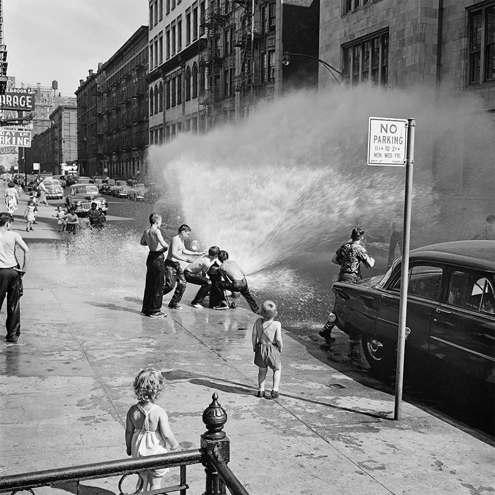 1950s New York: 50+ Spectacular Photographs Capture New City In Motion By Vivian Maier