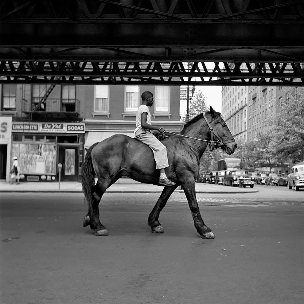 1950s New York: 50+ Spectacular Photographs Capture New City In Motion By Vivian Maier