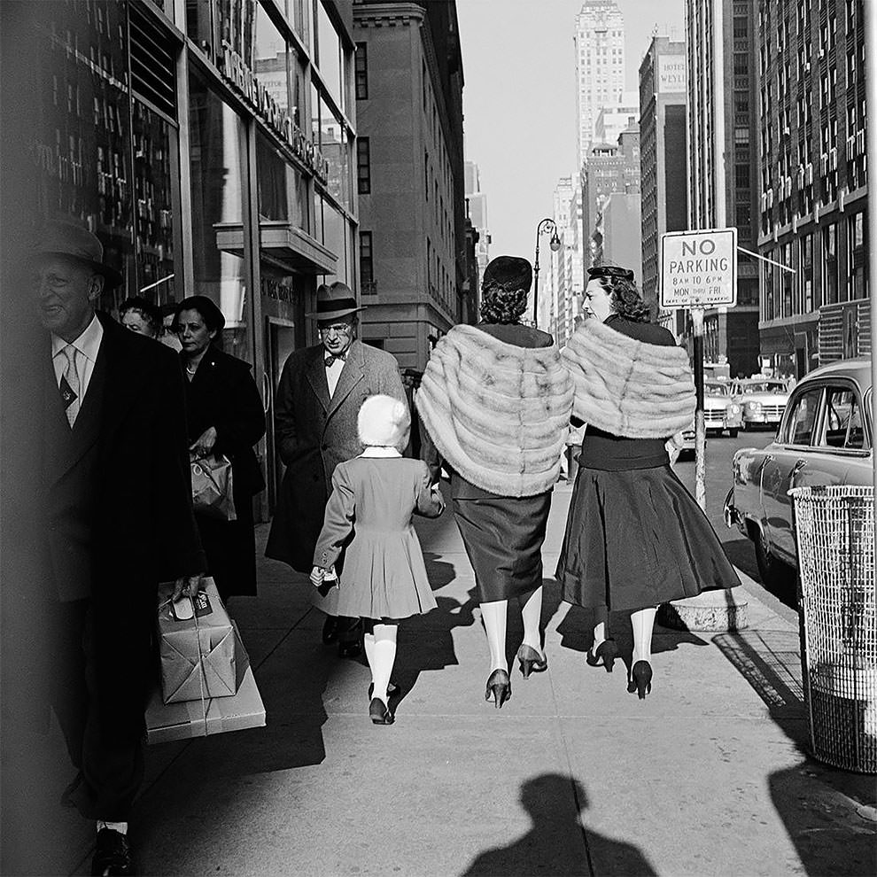 1950s New York: 50+ Spectacular Photographs Capture New City In Motion By Vivian Maier