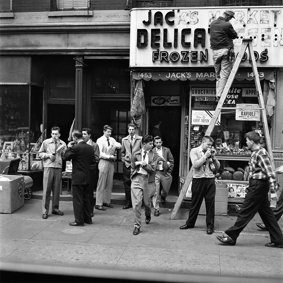 1950s New York: 50+ Spectacular Photographs Capture New City In Motion By Vivian Maier