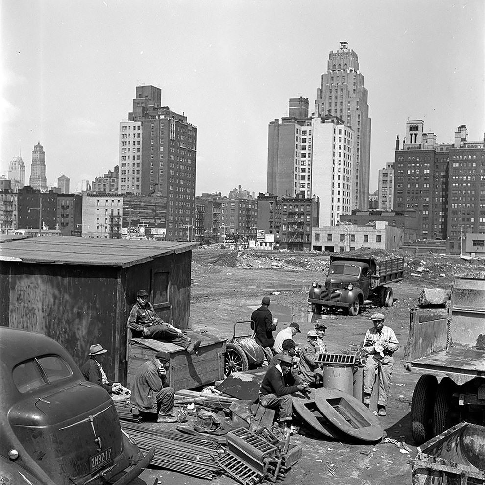 1950s New York: 50+ Spectacular Photographs Capture New City In Motion By Vivian Maier