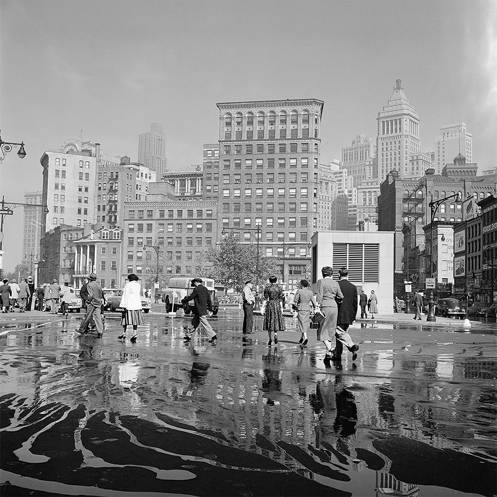 1950s New York: 50+ Spectacular Photographs Capture New City In Motion By Vivian Maier