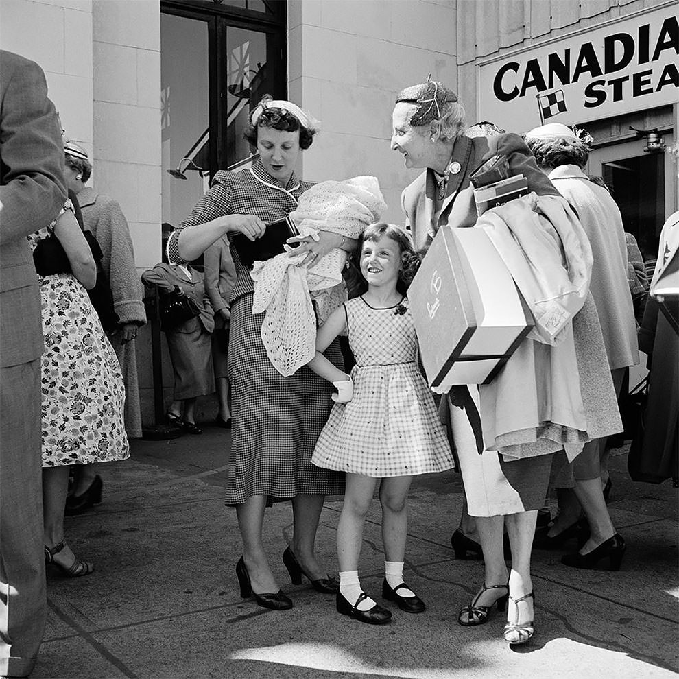 1950s New York: 50+ Spectacular Photographs Capture New City In Motion By Vivian Maier