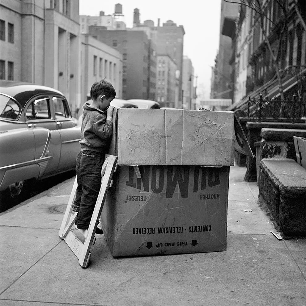 1950s New York: 50+ Spectacular Photographs Capture New City In Motion By Vivian Maier