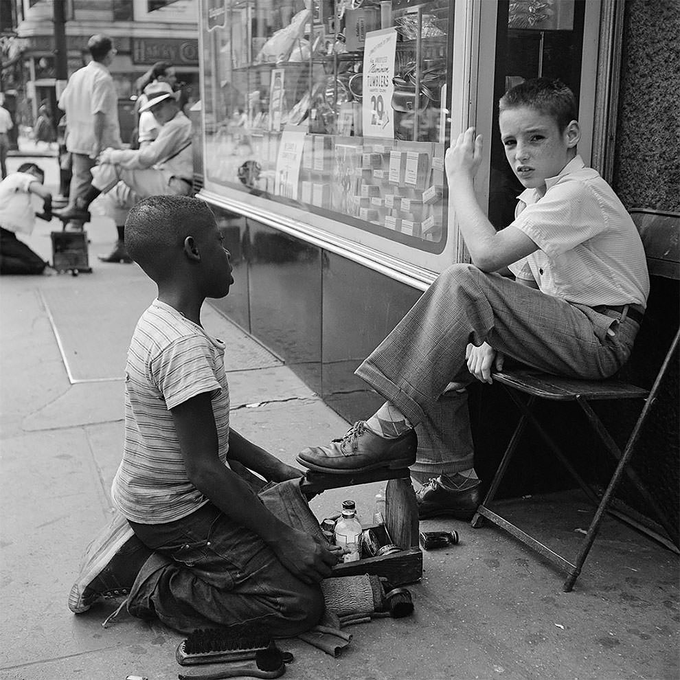 1950s New York: 50+ Spectacular Photographs Capture New City In Motion By Vivian Maier