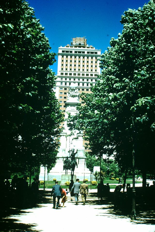 Don Quito Park front Crillon, Madrid