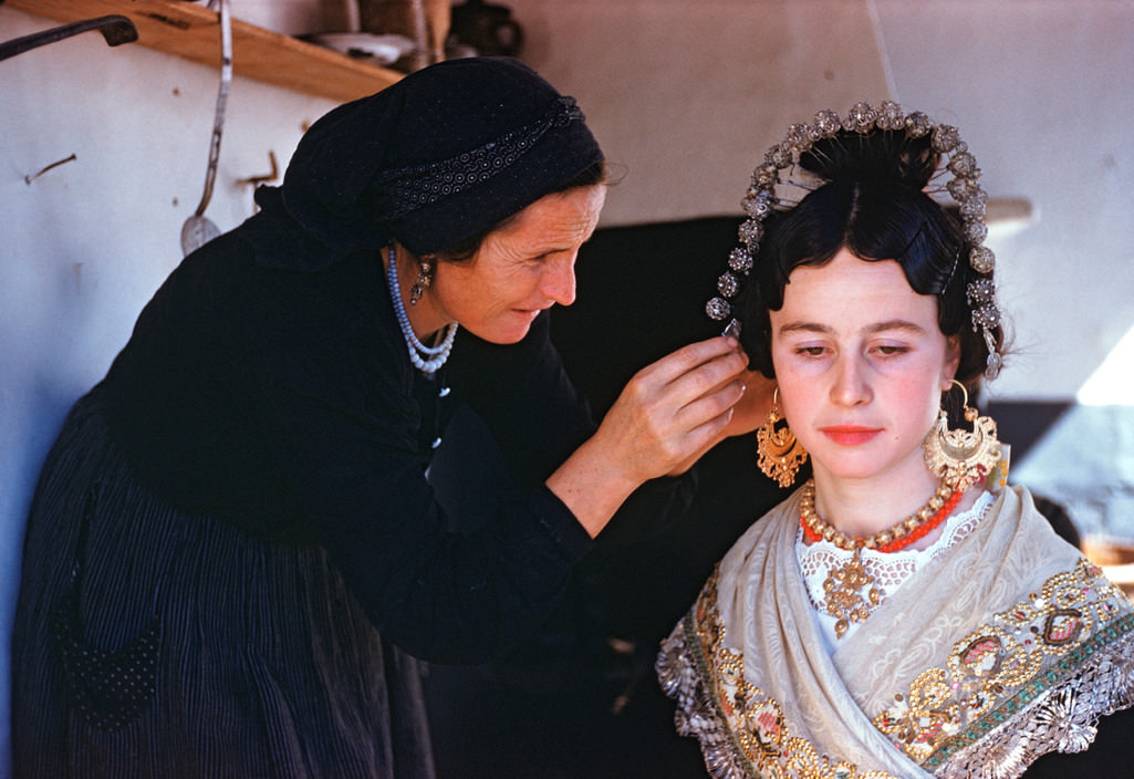 Bridesmaid's hairdressing, Navalcán, 1955