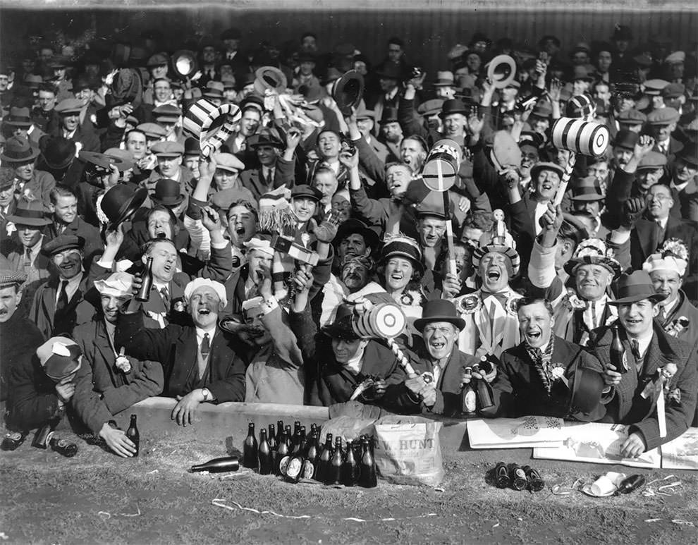 Supporters of West Ham United FC at a FA Cup semi-final match against Everton at Wolverhampton Wanderers ground, The Hawthorns. (Photo by Topical Press Agency/Getty Images). 1933