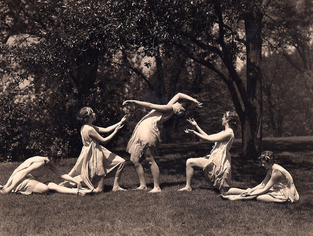 Dancing girls, St. Katharine's School, 1917
