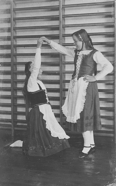 Danish dancing girls, 23 Dec 1912