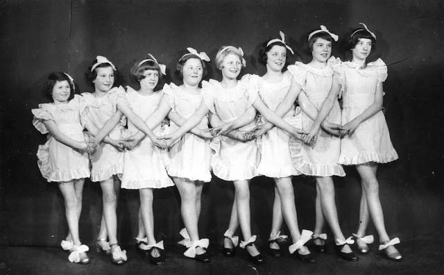 Penistone dancers, 1933