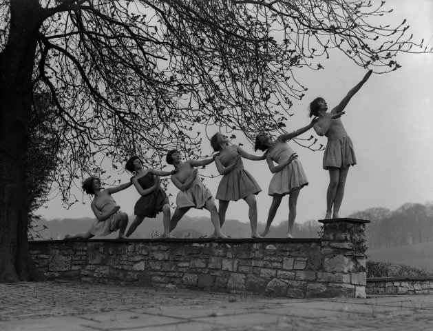 Margaret Morris performing with group dancers