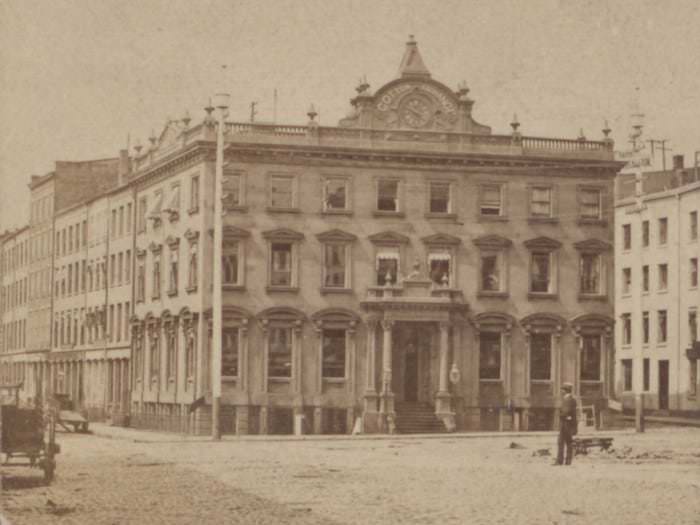 The Cotton Exchange Building was completed in 1885 in Hanover Square. It later became the India House, a private club.