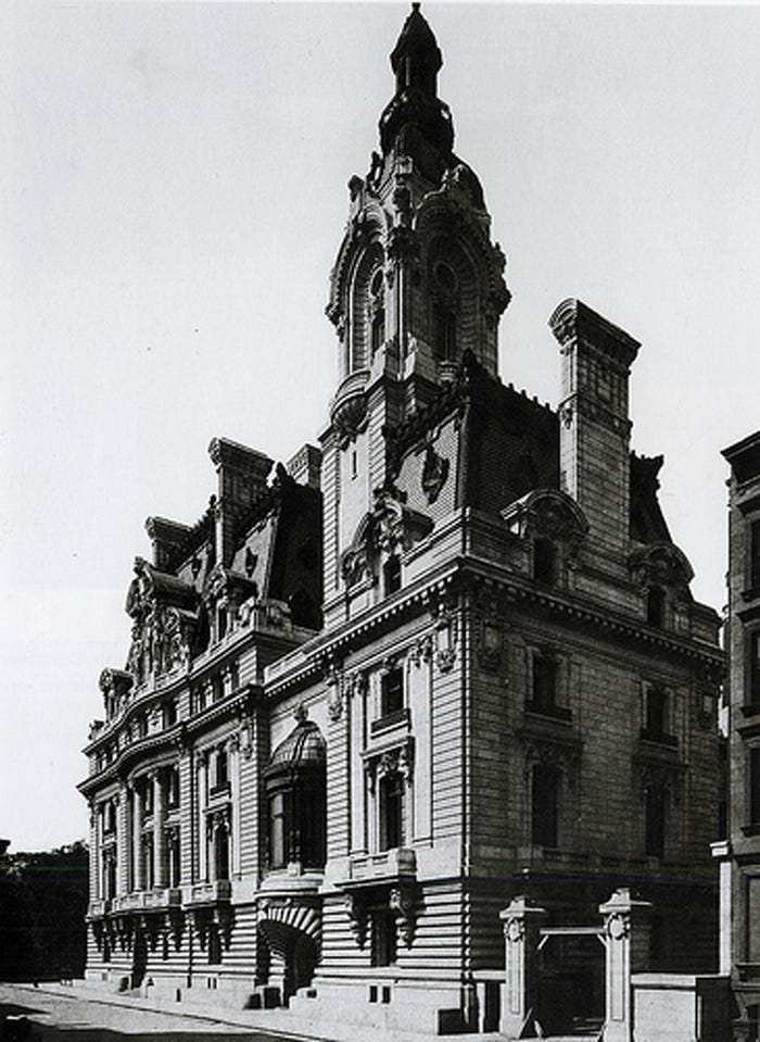 Built for Senator William Clark on Fifth Avenue in 1897, the Clark Mansion had 25 bedrooms and 35 servants' rooms. It was the childhood home of reclusive heiress Huguette Clark, and was torn down in the late 1920s.