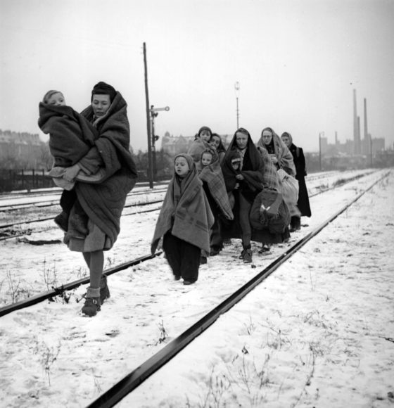 50+ Haunting Photos Of Refugees Of World War II