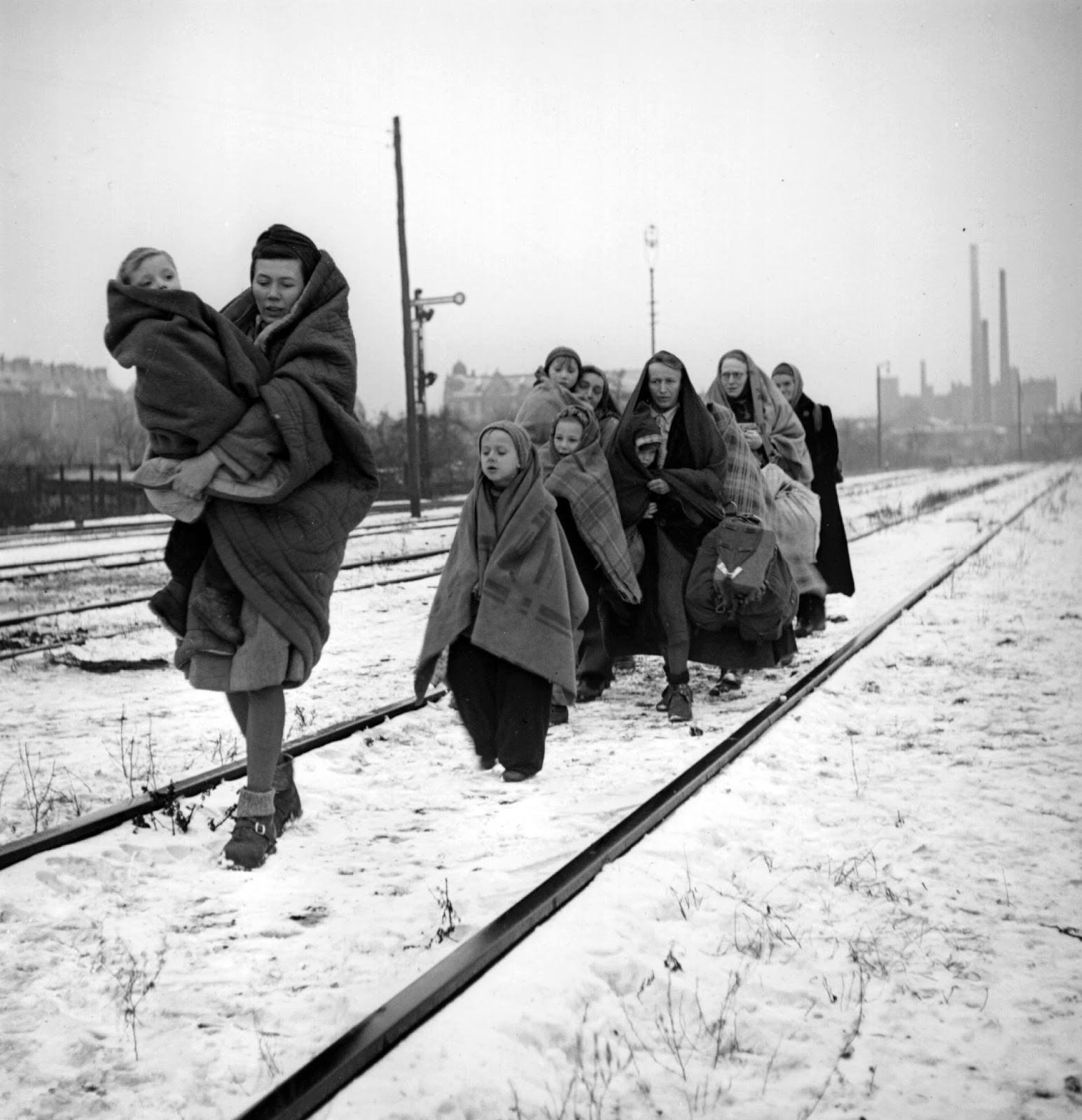 In 1945, a handful of survivors remain of the 150 refugees who left Lodz in Poland two months earlier, headed for Berlin. They follow railway lines in the hope of being picked up by a British train.